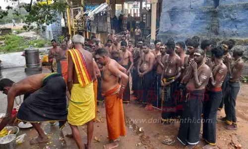 சொரிமுத்து அய்யனார் கோவிலில் மாலை அணிந்து விரதம் தொடங்கிய அய்யப்ப பக்தர்கள் சொரிமுத்து அய்யனார் கோவிலில் மாலை அணிந்து விரதம் தொடங்கிய அய்யப்ப பக்தர்கள்