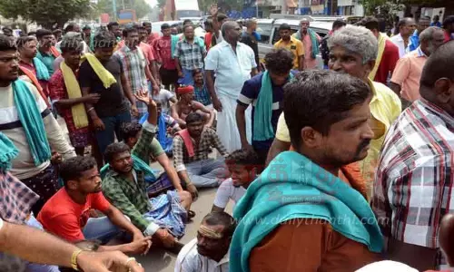 ஈரோட்டில் வட மாநிலத்தவர்களை பணியில் அமர்த்த எதிர்ப்பு:  தனியார் பார்சல் நிறுவனத்தை  முற்றுகையிட்டு தொழிலாளர்கள் போராட்டம்