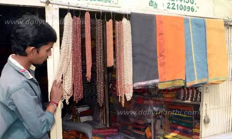 அய்யப்ப பக்தர்களுக்கான வேட்டி-துண்டு விற்பனை மும்முரம் அய்யப்ப பக்தர்களுக்கான வேட்டி-துண்டு விற்பனை மும்முரம்