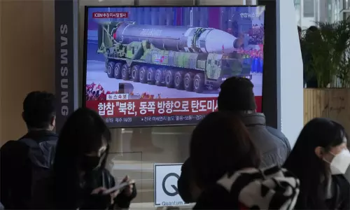 தொலை தூர ஏவுகணையை பரிசோதித்து வடகொரியா அடாவடி தொலை தூர ஏவுகணையை பரிசோதித்து வடகொரியா அடாவடி