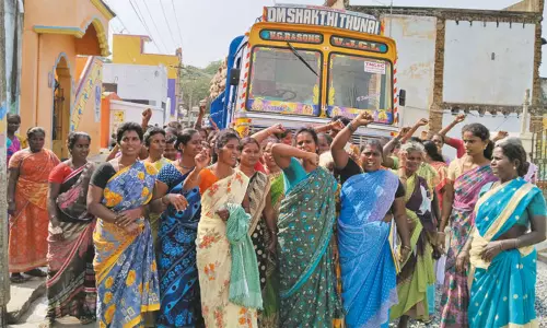 ரேஷன் பொருட்களை இறக்க எதிர்ப்பு தெரிவித்து லாரியை சிறைபிடித்த கிராம மக்கள்