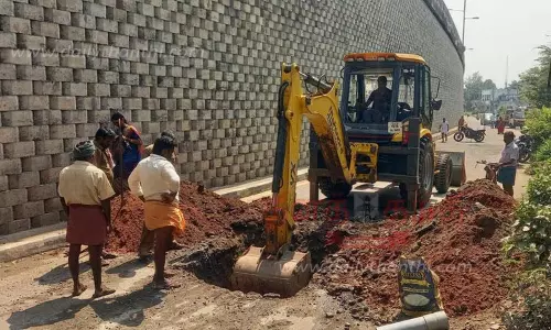 சர்வீஸ் சாலை மூடப்பட்டதால், பொதுமக்கள் அவதி சர்வீஸ் சாலை மூடப்பட்டதால், பொதுமக்கள் அவதி