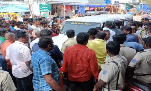 பழனி கோவில் அதிகாரியை சிறைபிடித்து வியாபாரிகள் போராட்டம் பழனி கோவில் அதிகாரியை சிறைபிடித்து வியாபாரிகள் போராட்டம்