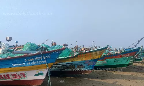 வேதாரண்யத்தில், 5 ஆயிரம் மீனவர்கள்  மீன்பிடிக்க செல்லவில்லை