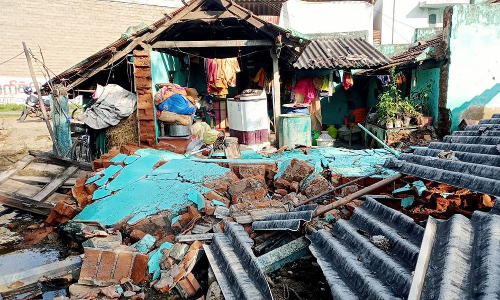 திடீரென்று வீடு இடிந்து விழுந்தது; மூதாட்டி உள்பட 5 பேர் உயிர் தப்பினர்