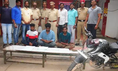 பள்ளி அருகே கஞ்சா விற்ற 3 பேர் கைது