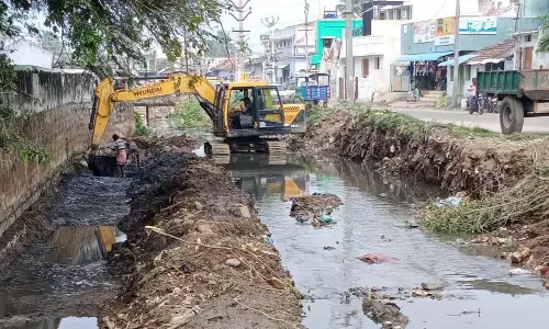தங்கம்மாள் ஓடையை தூர் வாரி இரு புறமும் கான்கிரீட் தடுப்பு சுவர்கள் கட்டும் பணிகள் தீவிரம்