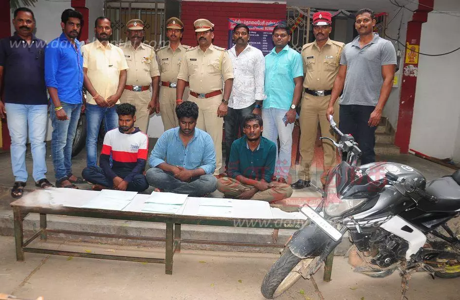 பள்ளி அருகே கஞ்சா விற்ற 3 பேர் கைது