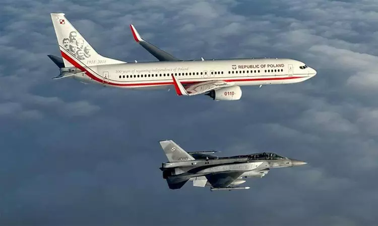 போர் விமான பாதுகாப்புடன் பயணித்த போலந்து கால்பந்து வீரர்கள்...! போர் விமான பாதுகாப்புடன் பயணித்த போலந்து கால்பந்து வீரர்கள்...!