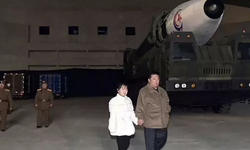 முதன்முறையாக தனது மகளை வெளியுலகுக்கு அறிமுகப்படுத்திய கிம் ஜாங் உன்... அரசியல் முன்னோட்டமா?