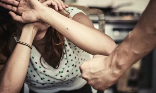 வேலைக்காக வெளிநாடும் செல்லும் பெண்கள் பாலியல் அடிமைகளாக ஏலம்...! அதிகாரிகள் துஷ்பிரயோகம் வேலைக்காக வெளிநாடும் செல்லும் பெண்கள் பாலியல் அடிமைகளாக ஏலம்...! அதிகாரிகள் துஷ்பிரயோகம்