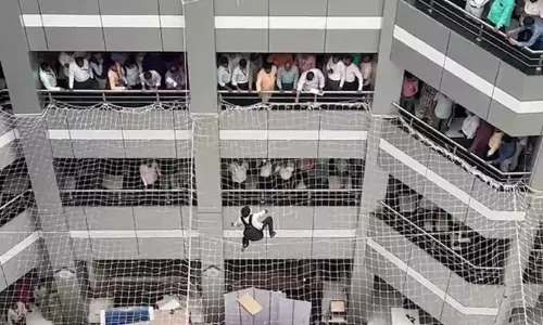 காதலிக்கு நீதி கோரி மந்த்ராலயாவின் 6-வது மாடியில் இருந்து கீழே குதித்த நபர்