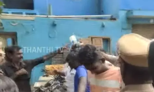 நெல்லை: சாலைகளில் திரியும் மாடுகளை ஏலம் விட்ட மாநகராட்சி - உரிமையாளர் ஒருவர் தீக்குளிக்க முயன்றதால் பரபரப்பு