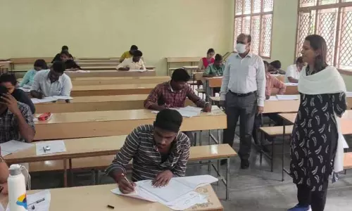 சிதம்பரத்தில் 25 மையங்களில் டி.என்.பி.எஸ்.சி. குரூப்-1 முதல்நிலை தேர்வு 5 ஆயிரம் பேர் எழுதினர் சிதம்பரத்தில் 25 மையங்களில் டி.என்.பி.எஸ்.சி. குரூப்-1 முதல்நிலை தேர்வு 5 ஆயிரம் பேர் எழுதினர்