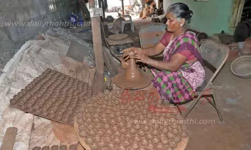 களிமண் எடுக்க அனுமதி கிடைக்குமா... மண்பாண்ட தொழில் புத்துயிர் பெறுமா? களிமண் எடுக்க அனுமதி கிடைக்குமா... மண்பாண்ட தொழில் புத்துயிர் பெறுமா?