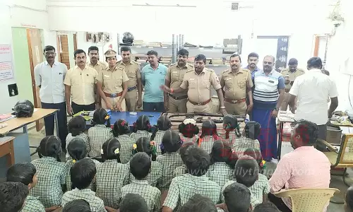 பள்ளிபாளையம் போலீஸ் நிலையத்தில் மாணவ, மாணவிகளுக்கு விழிப்புணர்வு நிகழ்ச்சி பள்ளிபாளையம் போலீஸ் நிலையத்தில் மாணவ, மாணவிகளுக்கு விழிப்புணர்வு நிகழ்ச்சி