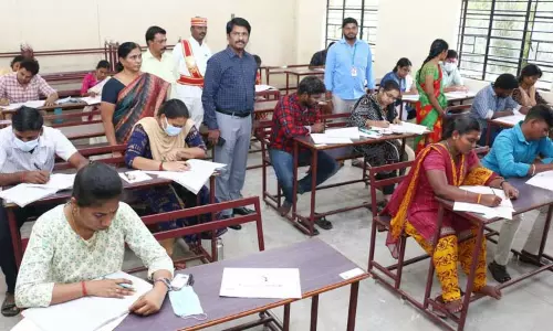 விழுப்புரம் மாவட்டத்தில்  டி.என்.பி.எஸ்.சி. குரூப்-1 தேர்வை 6,621 பேர் எழுதினர்  கலெக்டர் மோகன் பார்வையிட்டார்