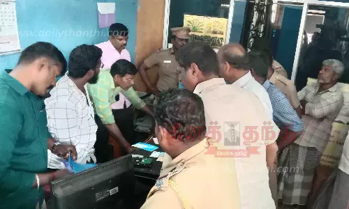 திருச்சி அருகே 2 வீடுகள்-கடையில் போலீசார் திடீர் சோதனை திருச்சி அருகே 2 வீடுகள்-கடையில் போலீசார் திடீர் சோதனை