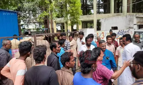 நெல்லையில் மாடுகளை பிடித்து பொது ஏலம்; வாலிபர் தீக்குளிக்க முயன்றதால் பரபரப்பு நெல்லையில் மாடுகளை பிடித்து பொது ஏலம்; வாலிபர் தீக்குளிக்க முயன்றதால் பரபரப்பு