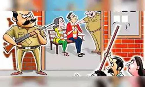 கொடுமுடி போலீஸ் நிலையத்தில்  பாதுகாப்பு கேட்டு காதல் ஜோடி தஞ்சம்