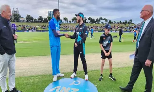 2வது டி20 போட்டி: இந்தியாவுக்கு எதிராக டாஸ் வென்ற நியூசிலாந்து அணி பந்துவீச்சு தேர்வு 2வது டி20 போட்டி: இந்தியாவுக்கு எதிராக டாஸ் வென்ற நியூசிலாந்து அணி பந்துவீச்சு தேர்வு