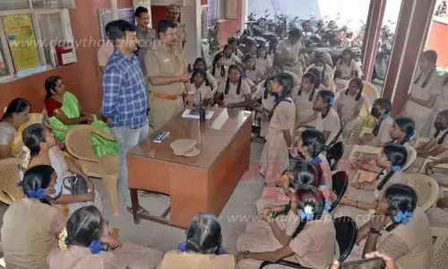 தைரியமாக புகார் அளிக்க மாணவிகள் முன்வர வேண்டும்