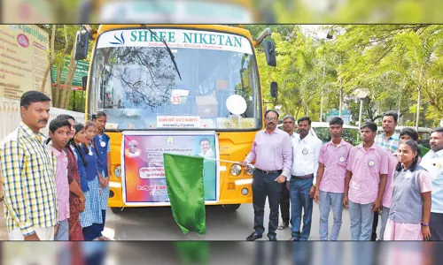 சிறகுகள் 100 என்ற திட்டத்தின் மூலம் 100 பழங்குடியின மாணவர்கள் மாமல்லபுரம் கல்வி சுற்றுலா பயணம் - கலெக்டர் கொடியசைத்து தொடங்கி வைத்தார்