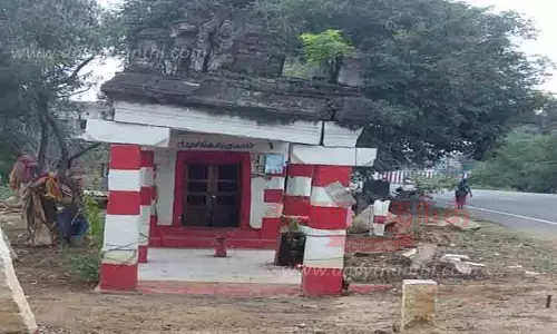 இடிந்து விழும் நிலையில் யோக நரசிங்க பெருமாள் கோவில்