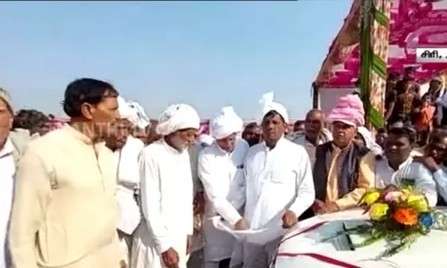 தேர்தலில் தோற்ற வேட்பாளருக்கு ரூ.2 கோடி பணம், கார் பரிசு வழங்கிய மக்கள்..!