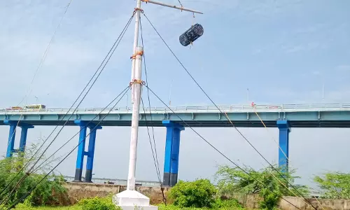 பாம்பனில் 1-ம் எண் புயல் எச்சரிக்கை கூண்டு ஏற்றம் பாம்பனில் 1-ம் எண் புயல் எச்சரிக்கை கூண்டு ஏற்றம்