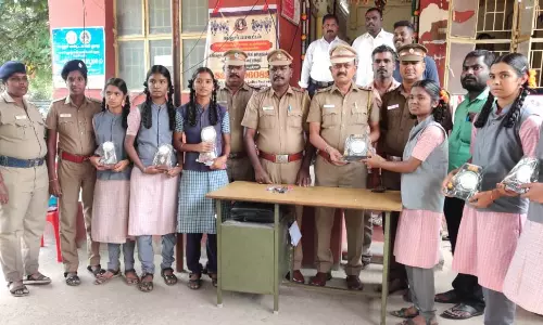 அரசு பள்ளி மாணவர்களுக்கு விழிப்புணா்வு