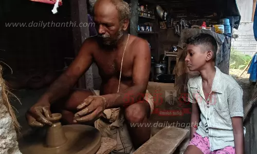 திருவாரூர் பகுதியில் அகல்விளக்கு தயாரிக்கும் பணியில் மண்பாண்ட தொழிலாளர்கள் தீவிரம்