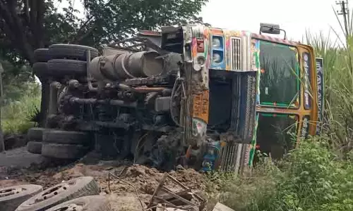 நிலக்கரி சாம்பல் ஏற்றி வந்த லாரி கவிழ்ந்தது