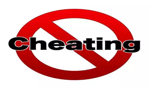 ஓட்டல் உரிமையாளரிடம் வழிப்பறி; 3 பேருக்கு வலைவீச்சு