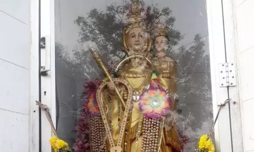 மேலூரில் மாதா சிலை கூண்டின்  கண்ணாடி உடைப்பு