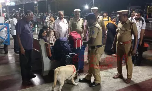 நெல்லை ரெயில் நிலையத்தில் போலீசார் தீவிர சோதனை