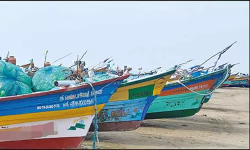 வேதாரண்யம் மீனவர்கள் 5 ஆயிரம் பேர் 5-வது நாளாக கடலுக்கு செல்லவில்லை