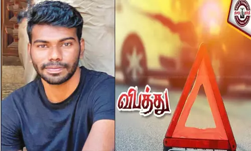மோட்டார் சைக்கிள் விபத்தில் என்ஜினீயரிங் மாணவர் பலி; மேலும் 2 பேர் படுகாயம்