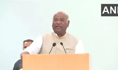 குஜராத் சட்டசபை தேர்தல்:  காங்கிரஸ் தலைவர் கார்கே வரும் 26, 27 ஆகிய தேதிகளில் வாக்கு சேகரிப்பு