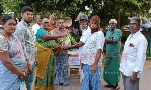 உழவர் சந்தைக்கு வரும் பொதுமக்களை ஊக்குவிக்க குலுக்கல் முறையில் இலவச காய்கறி தொகுப்பு-விவசாயிகள் முயற்சிக்கு அதிகாரிகள் பாராட்டு
