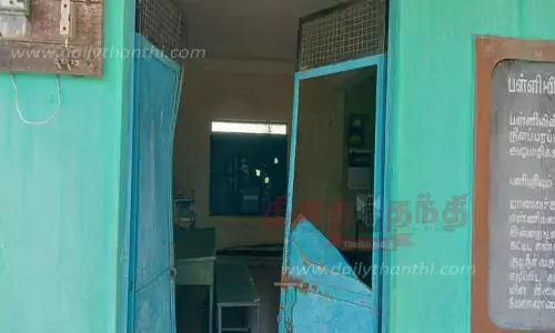 வால்பாறை அருகேஅரசு பள்ளிக்குள் புகுந்து காட்டு யானைகள் அட்டகாசம்-தலைமை ஆசிரியர் அறை, சத்துணவு மையம் சேதம்