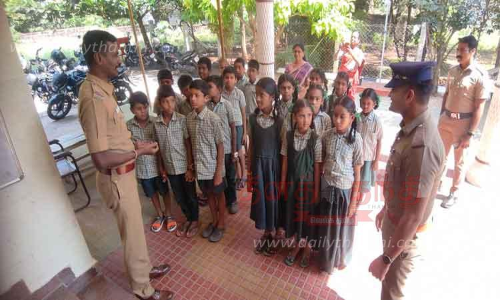 கிணத்துக்கடவில் போலீஸ் நிலைய செயல்பாடுகள் குறித்து மாணவர்களுக்கு விளக்கம்