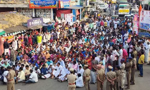 தேவாலா பஜாரில் பொதுமக்கள் சாலை மறியல்