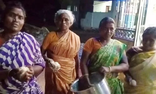 மழை பெய்ய வேண்டி வீடு வீடாக மழை சோறு எடுத்த பெண்கள் - பேய்க்குளத்தில் நூதன வழிபாடு...! மழை பெய்ய வேண்டி வீடு வீடாக மழை சோறு எடுத்த பெண்கள் - பேய்க்குளத்தில் நூதன வழிபாடு...!