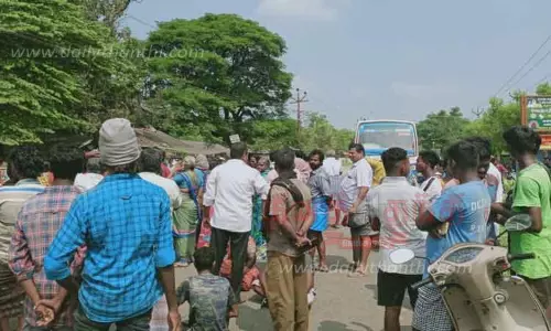 இலங்கை அகதிகளுக்கு குடியிருப்பு கட்டுவதற்கு எதிர்ப்பு:  ஆழியாறில் பொதுமக்கள் சாலை மறியல்-சப்-கலெக்டர் தலைமையில் இன்று அமைதி பேச்சுவார்த்தை