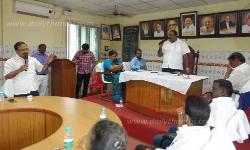 அனைத்துக் கட்சி கொடி கம்பங்களை அகற்ற வேண்டும்