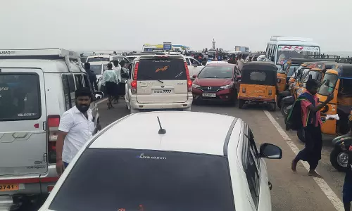 வாகனங்களை அனுமதிக்காததால் போக்குவரத்து நெருக்கடி