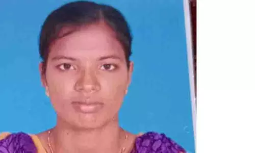 டிராக்டர் சக்கரத்தில் சிக்கி கல்லூரி மாணவி பலி