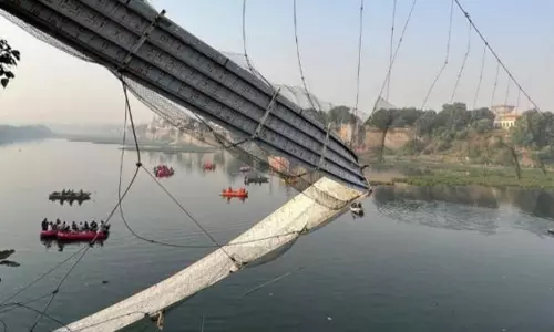 குஜராத் தொங்கு பால விபத்து: விசாரணை குழு அமைக்க கோரிய மனுவை முடித்து வைத்து சுப்ரீம் கோர்ட்டு உத்தரவு