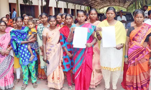 கரட்டுப்பாளையம் கிராமத்தில் செல்போன் கோபுரம் அமைக்க எதிர்ப்பு மக்கள் குறைதீர்க்கும் கூட்டத்தில் மனு கரட்டுப்பாளையம் கிராமத்தில் செல்போன் கோபுரம் அமைக்க எதிர்ப்பு மக்கள் குறைதீர்க்கும் கூட்டத்தில் மனு